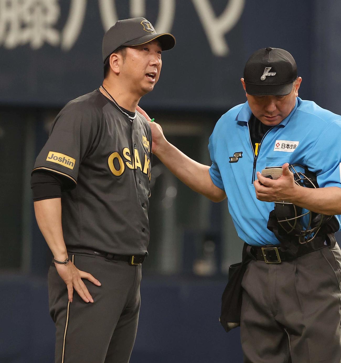 阪神対中日　選手交代を告げる藤川監督（撮影・上田博志）