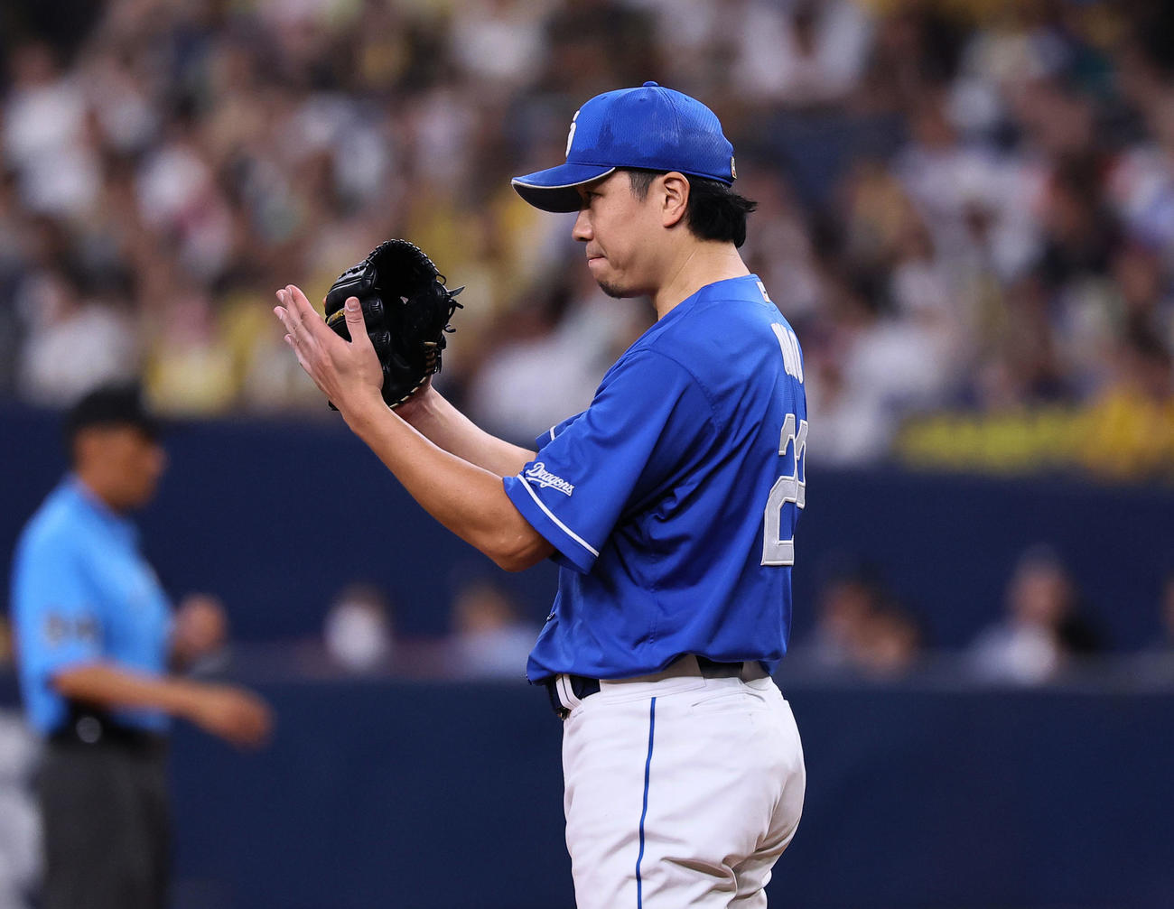 阪神対中日　6回裏阪神阪神2死、坂本を遊ゴロに打ち取りグラブをたたく大野（撮影・藤尾明華）