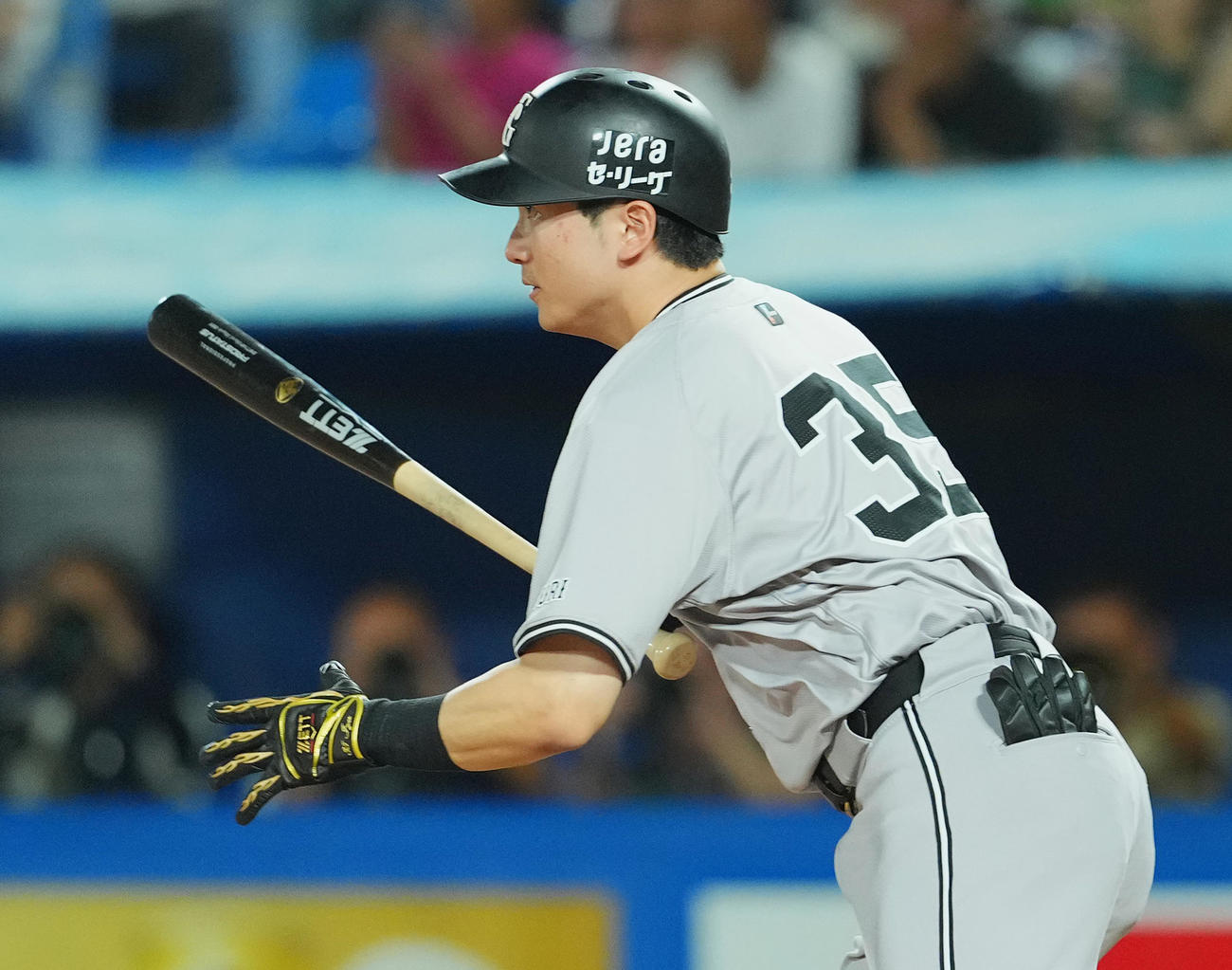 ヤクルト対巨人　3回表巨人無死満塁、中前に適時打を放つ泉口（撮影・菅敏）