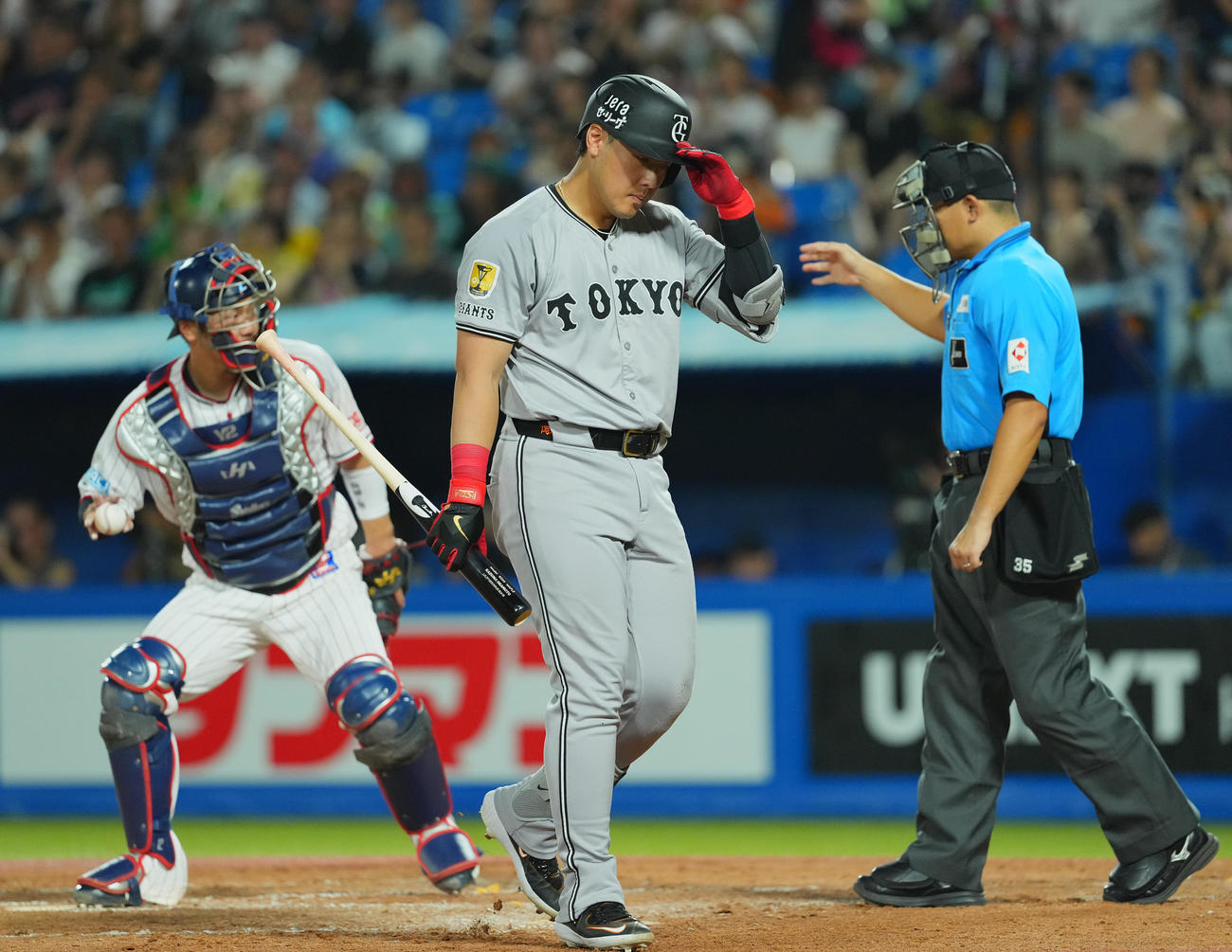 ヤクルト対巨人　3回表巨人2死満塁、チャンスの場面で空振りの三振に倒れる岡本（撮影・菅敏）