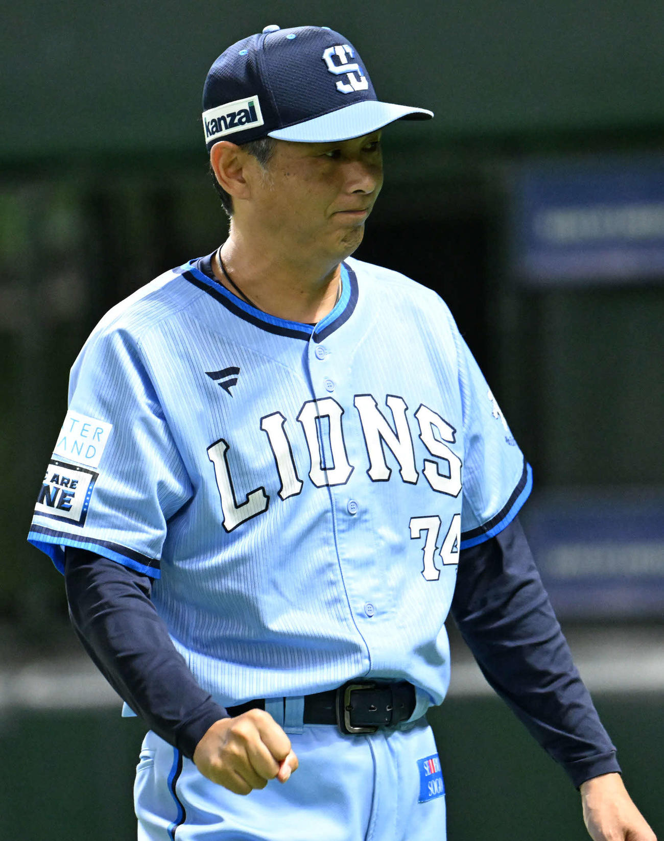 ソフトバンク対西武　6回表終わり、選手交代を告げベンチに戻る西口監督（撮影・林敢治）