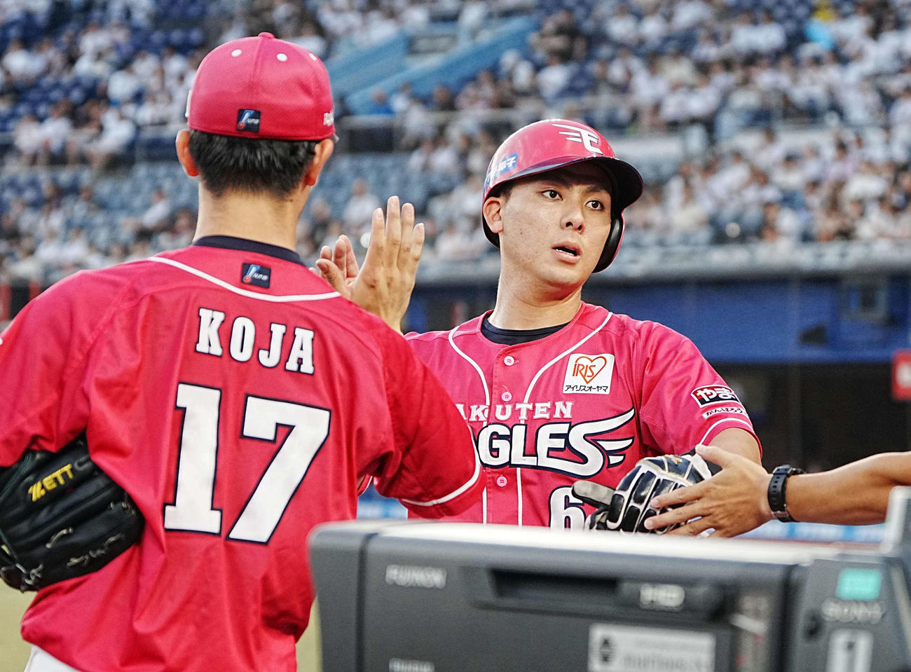ロッテ対楽天　1回表楽天1死一、二塁、黒川の先制中前適時打で生還した村林（中央）はベンチのナインの祝福を受ける（撮影・小沢裕）