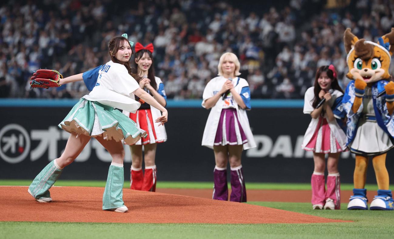 日本ハム対オリックス　ファーストピッチセレモニーで投球するCANDY TUNEの小川奈々子（撮影・黒川智章）