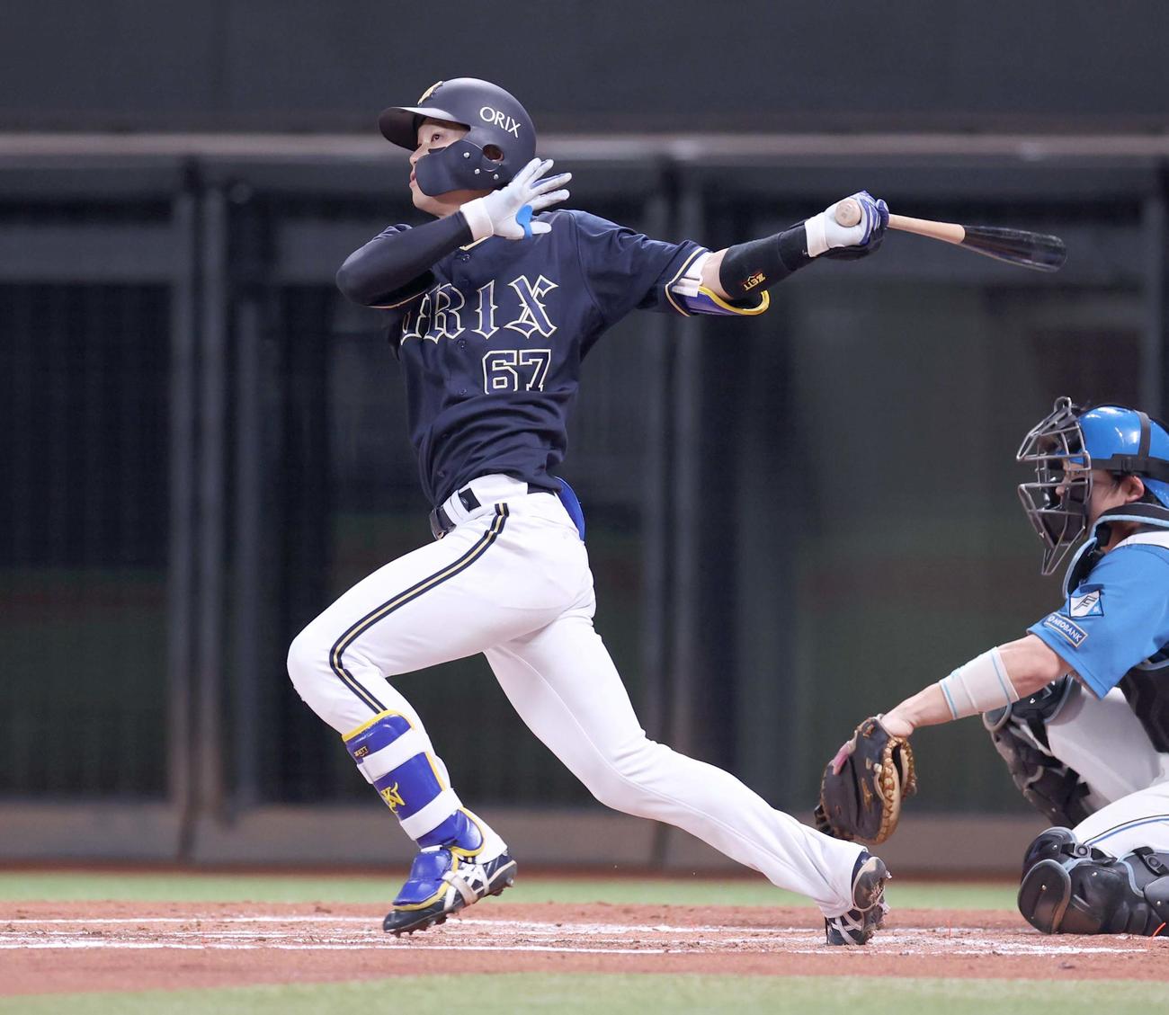 日本ハム対オリックス　2回表オリックス無死、左越え本塁打を放つ中川（撮影・黒川智章）