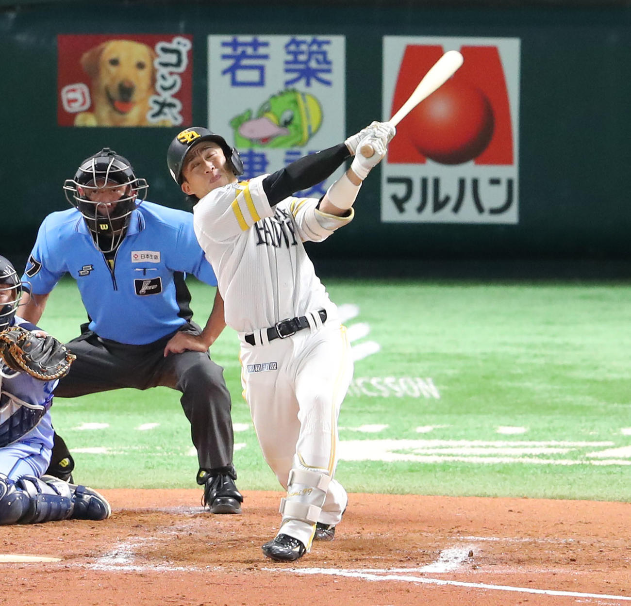 ソフトバンク対西武　7回裏ソフトバンク1死二塁、野村は右越えに2点本塁打を放つ（撮影・梅根麻紀）