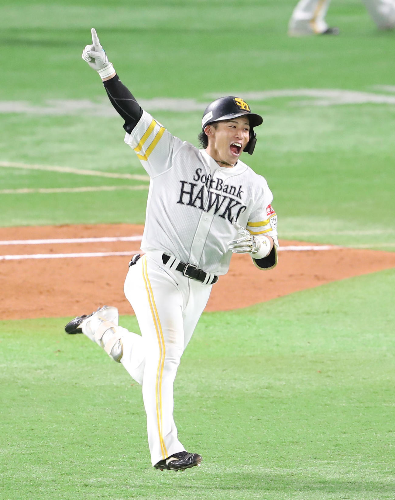 ソフトバンク対西武　7回裏ソフトバンク1死二塁、野村は右越えに2点本塁打を放ちガッツポーズ（撮影・梅根麻紀）