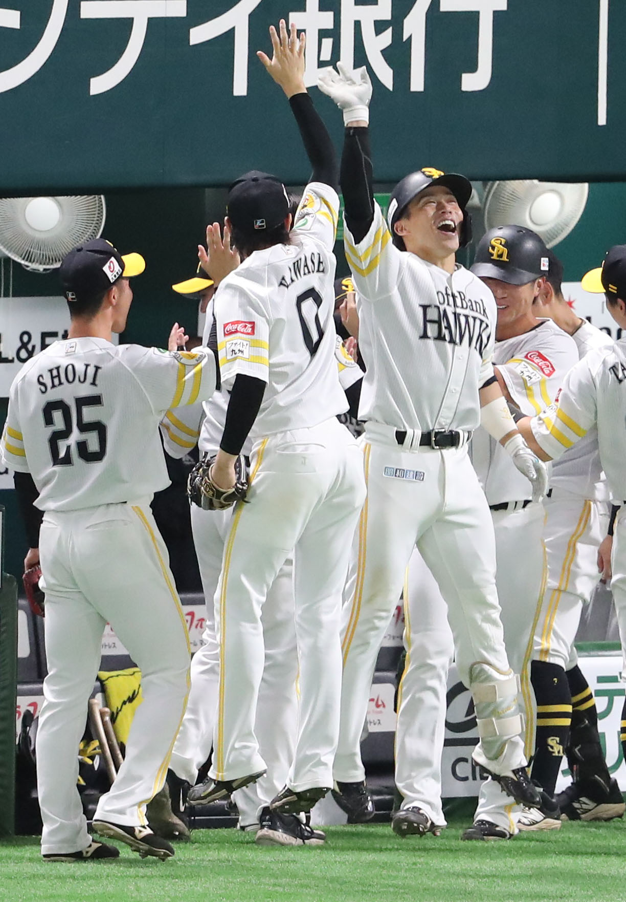 ソフトバンク対西武　7回裏ソフトバンク1死二塁、野村は右越えに2点本塁打を放ち笑顔（撮影・梅根麻紀）