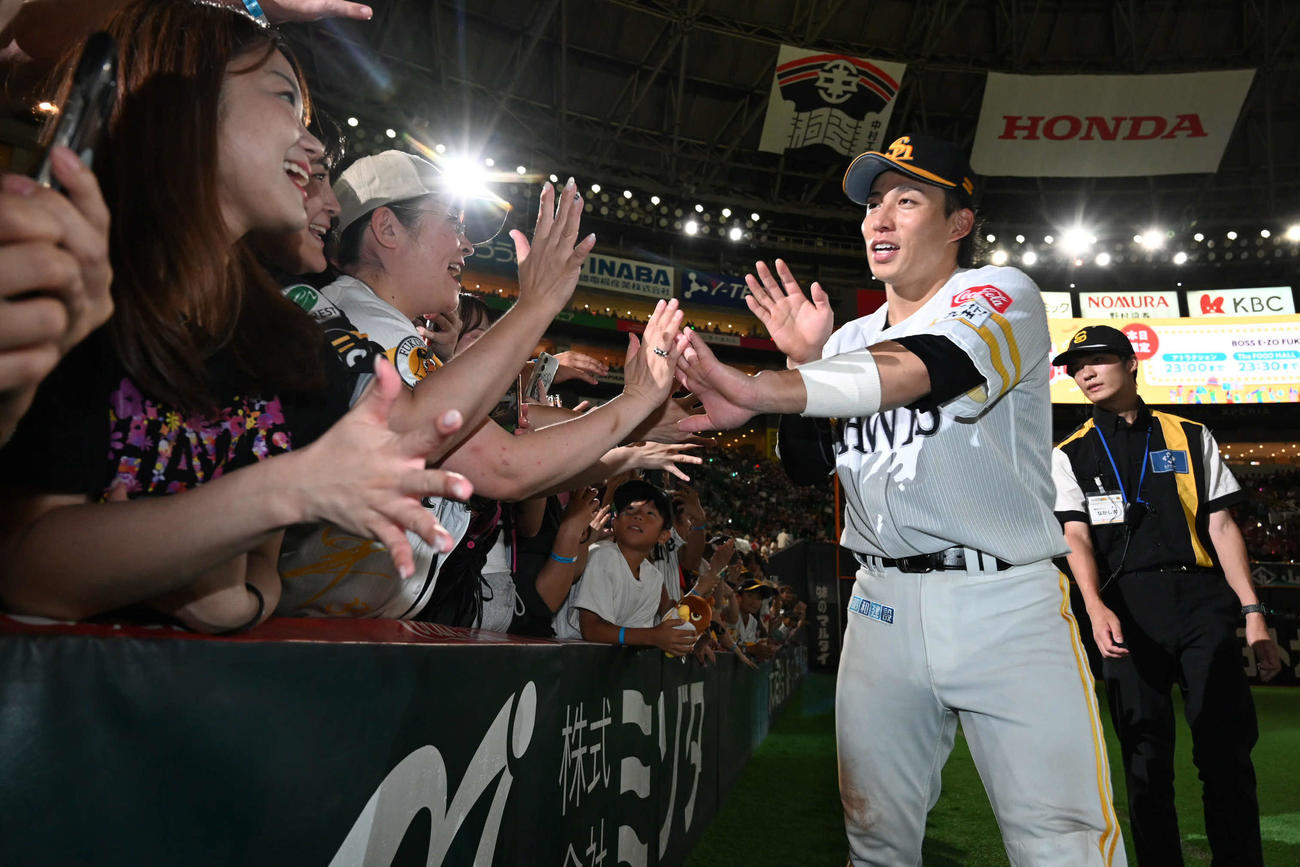 ソフトバンク対西武　ファンとタッチを交わす野村（撮影・林敢治）