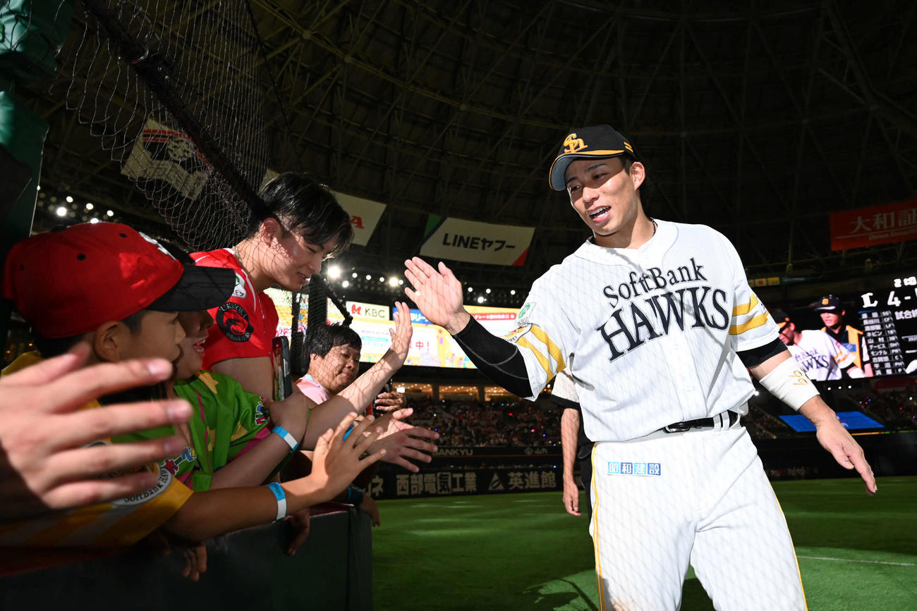 ソフトバンク対西武　ファンとタッチを交わす野村（撮影・林敢治）