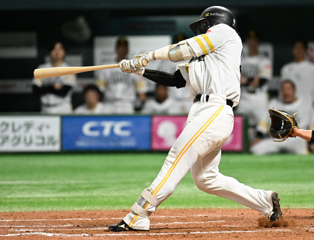 ソフトバンク対西武　7回裏ソフトバンク1死二塁、野村は2点本塁打を放つ（撮影・林敢治）
