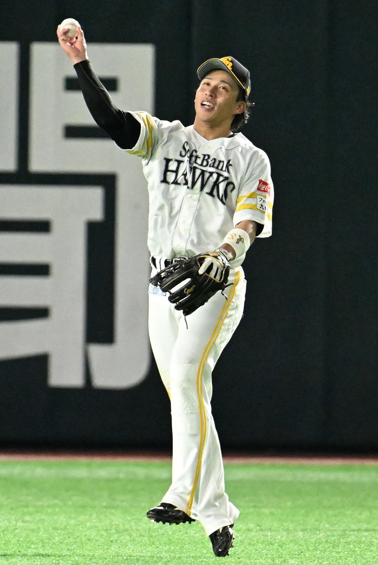 ソフトバンク対西武　5回表西武無死、打者デービスの二直を好捕する野村（撮影・林敢治）