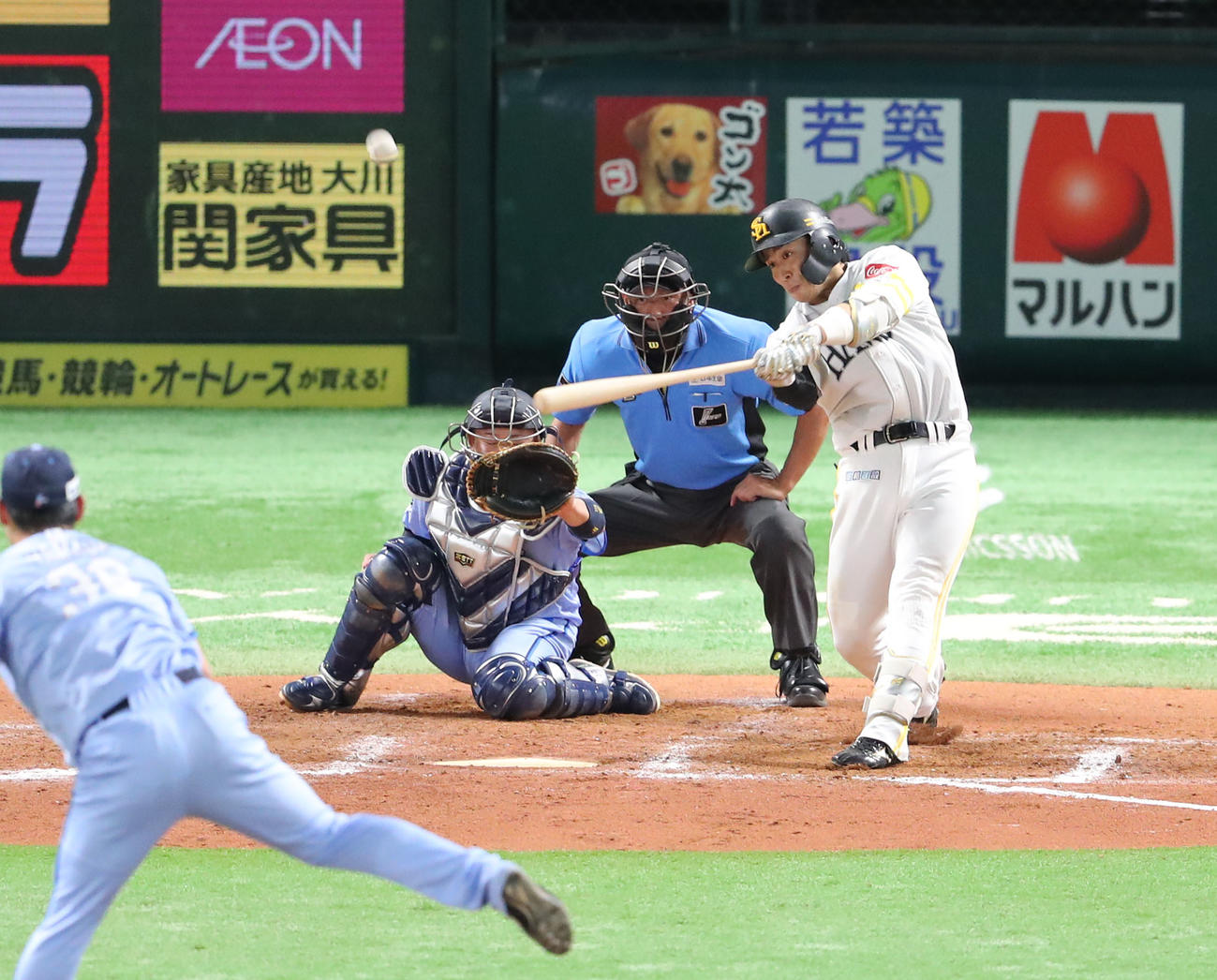 ソフトバンク対西武　7回裏ソフトバンク1死二塁、野村は右越えに2点本塁打を放つ（撮影・梅根麻紀）