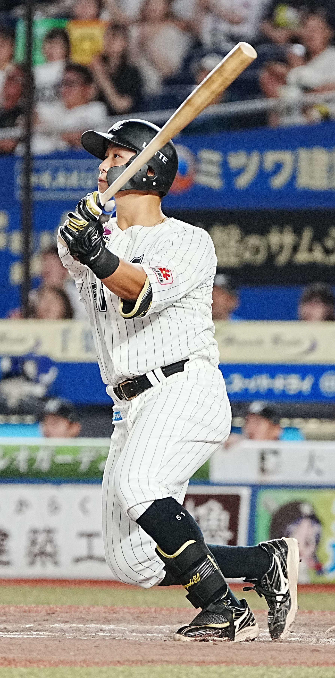 ロッテ対楽天　7回裏ロッテ2死二、三塁、山口は左越えに勝ち越しの3点本塁打を放つ（撮影・小沢裕）