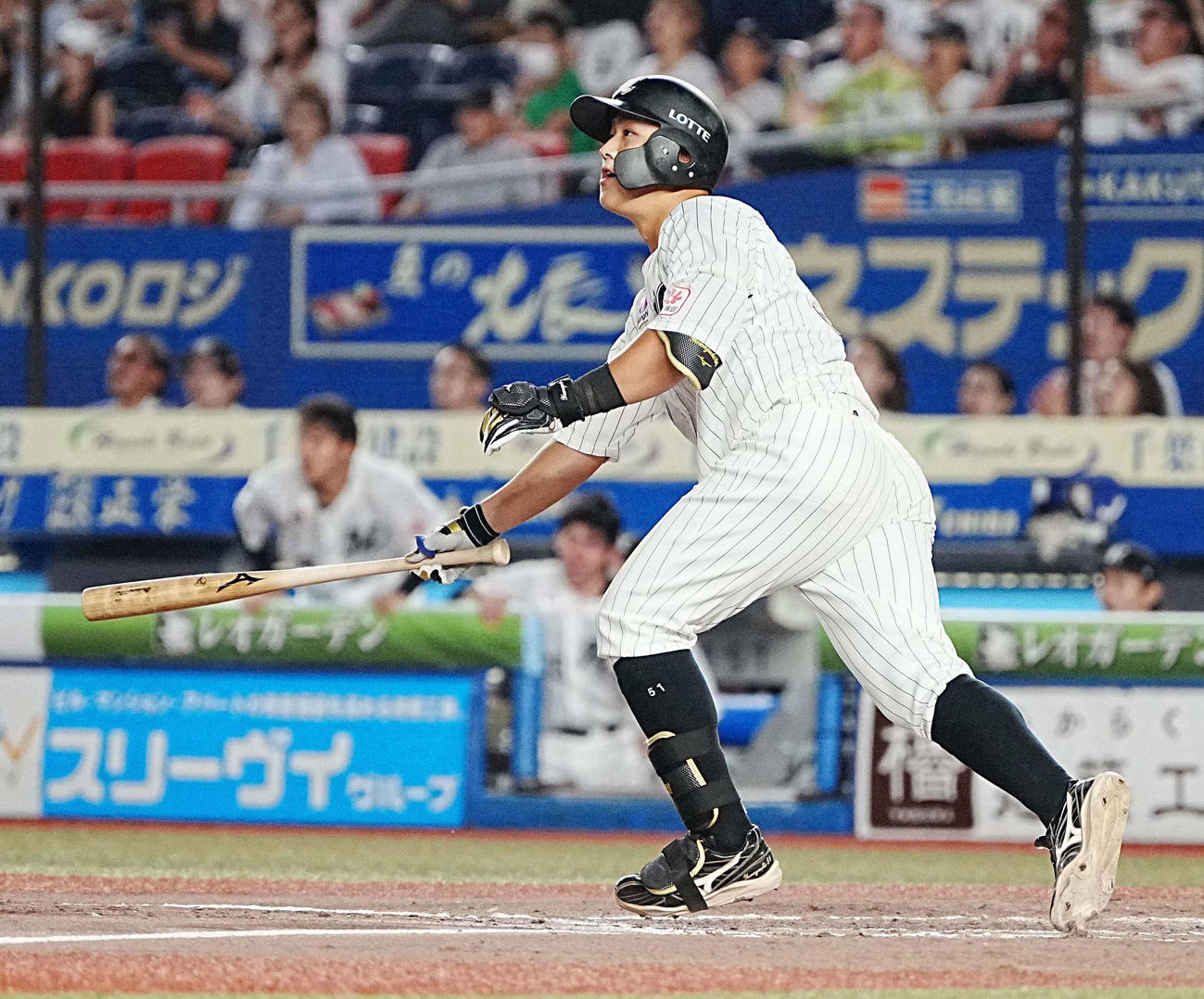 ロッテ対楽天　7回裏ロッテ2死二、三塁、山口は左越えに勝ち越しの3点本塁打を放つ（撮影・小沢裕）