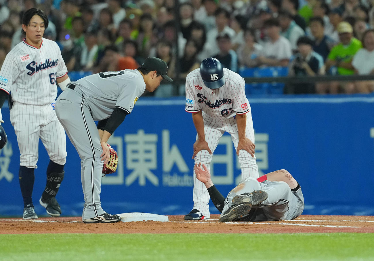 ヤクルト対巨人　5回裏ヤクルト無死、増田（左）と交錯し、転倒する一塁手リチャード（撮影・菅敏）