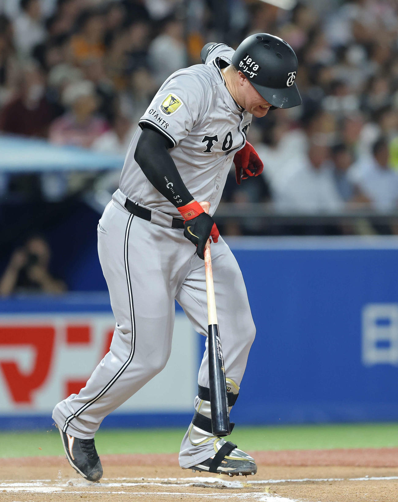ヤクルト対巨人　6回表巨人2死二塁、左前適時打を放ち、走り出しで険しい表情を見せるリチャード（撮影・河田真司）