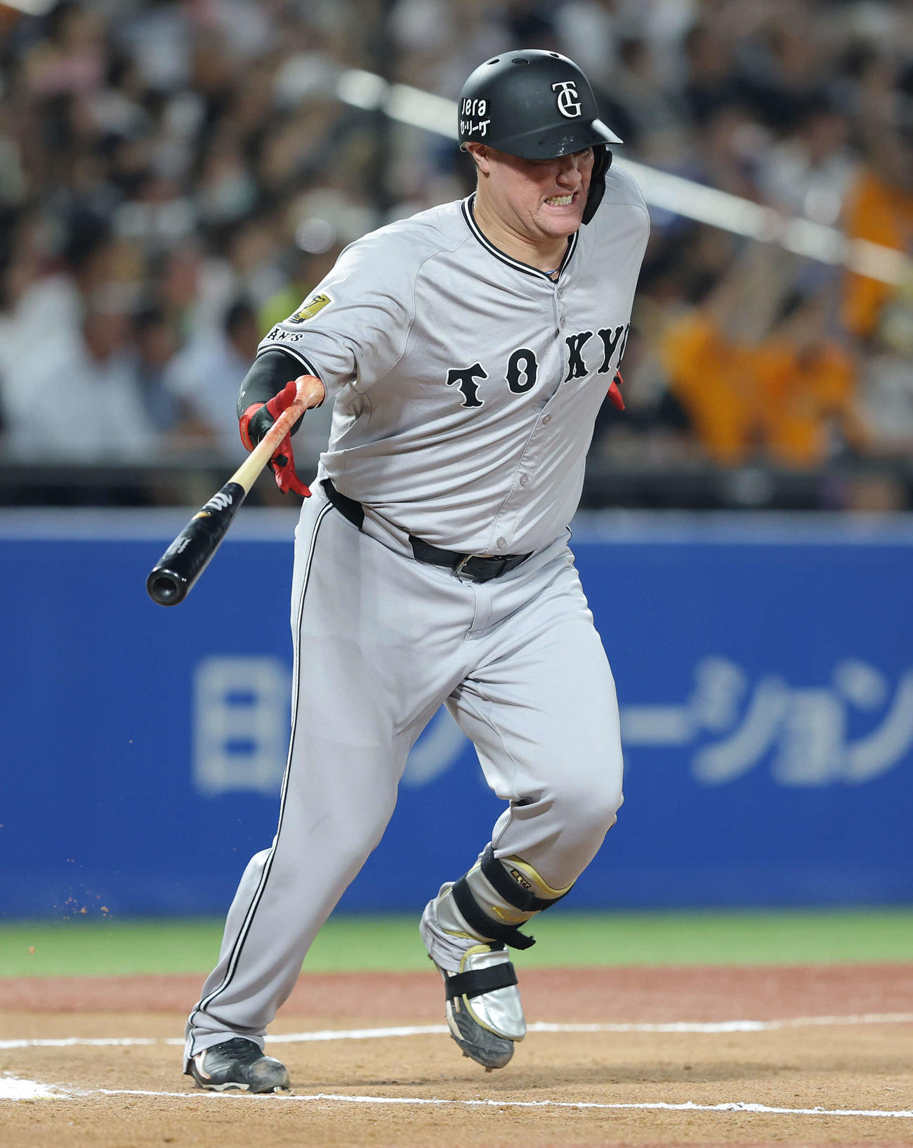 ヤクルト対巨人　6回表巨人2死二塁、左前適時打を放ち、走り出しで険しい表情を見せるリチャード（撮影・河田真司）