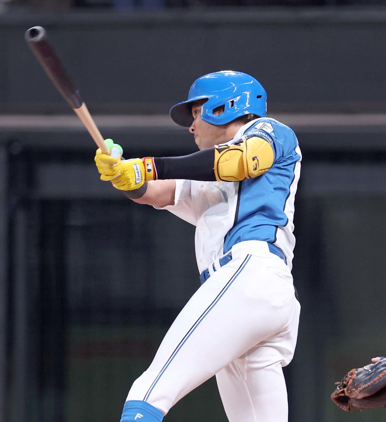 日本ハム対オリックス　1回裏日本ハム無死、右越え本塁打を放つ水谷（撮影・黒川智章）