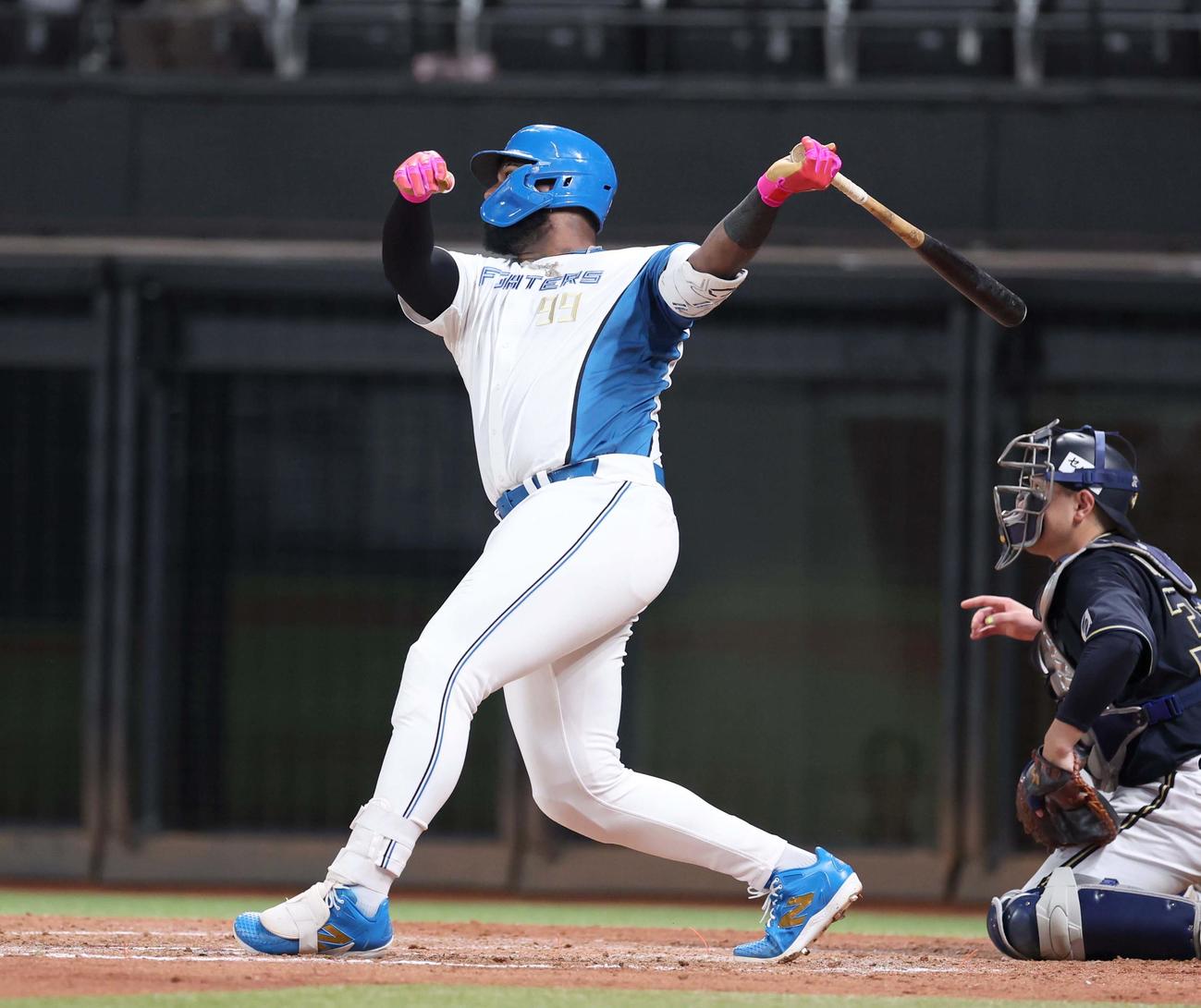 日本ハム対オリックス　5回裏日本ハム2死一塁、右越え2点本塁打を放つレイエス（撮影・黒川智章）
