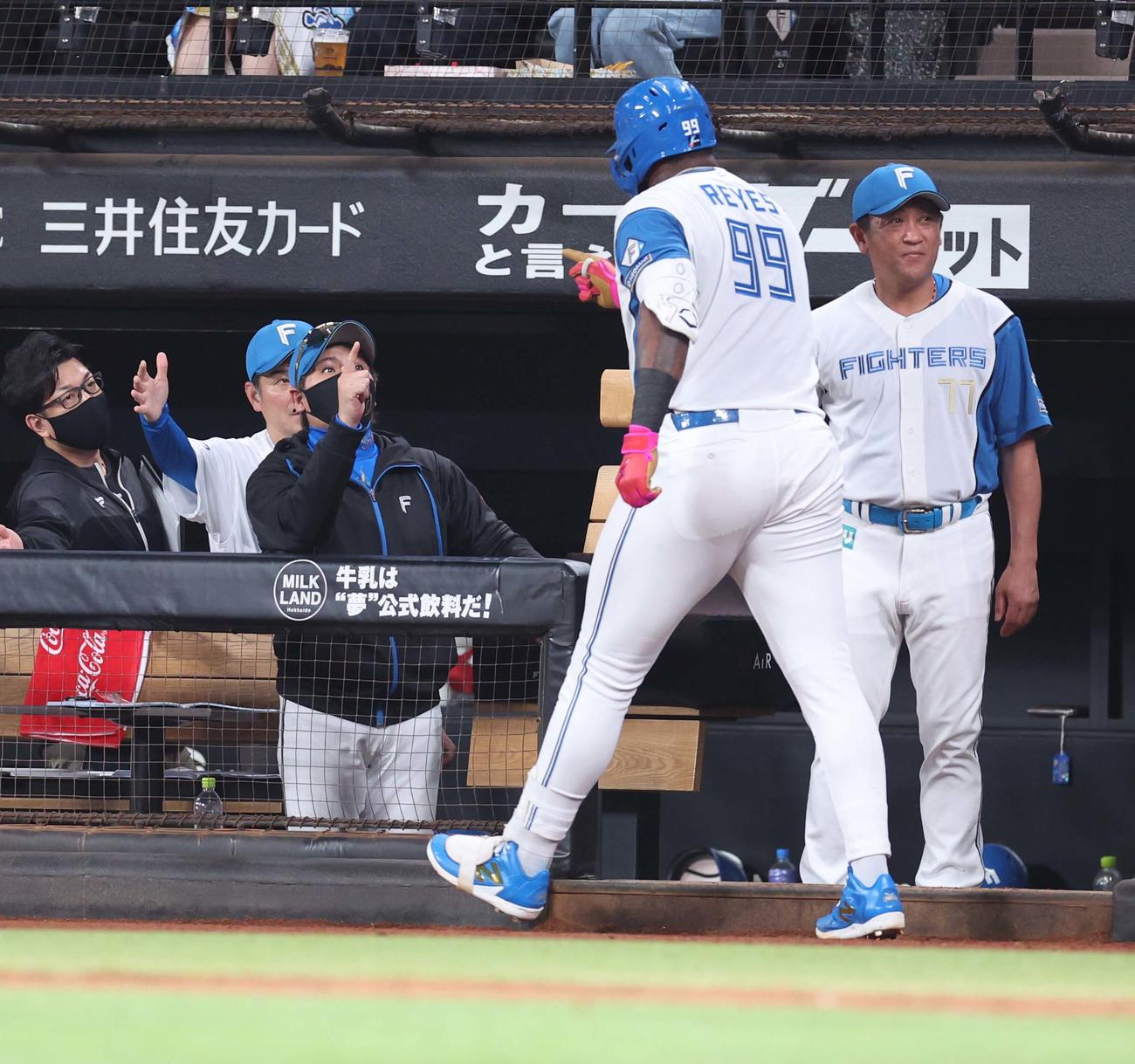日本ハム対オリックス　5回裏、2点本塁打を放ったレイエスと指をさしあう新庄監督（撮影・黒川智章）
