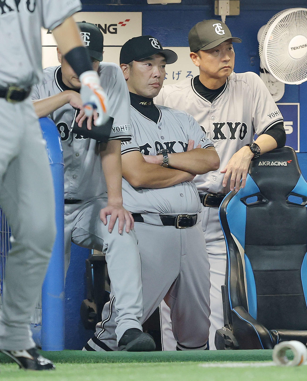 ヤクルト対巨人　9回表、戦況を見守る阿部監督（撮影・河田真司）