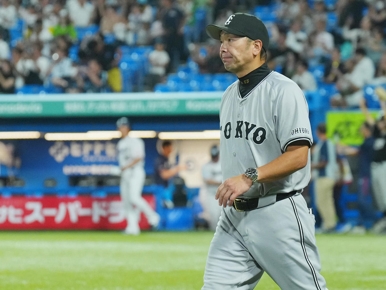 ヤクルト対巨人　ヤクルトに敗れ、足早に引き揚げる巨人阿部監督（撮影・菅敏）
