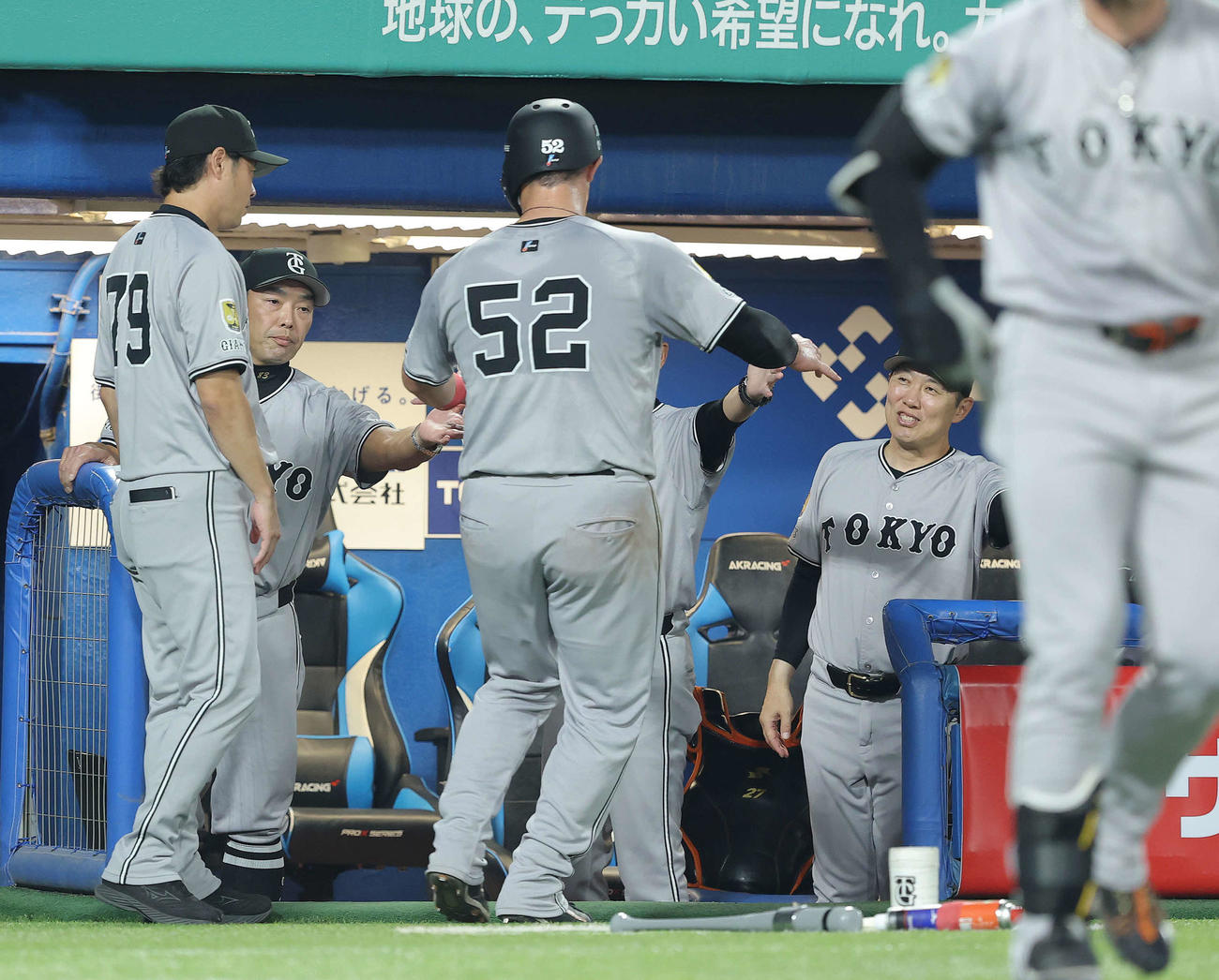 ヤクルト対巨人　3回表巨人無死満塁、泉口の中前同点適時打で生還するリチャードを迎える阿部監督（左から2人目）（撮影・河田真司）