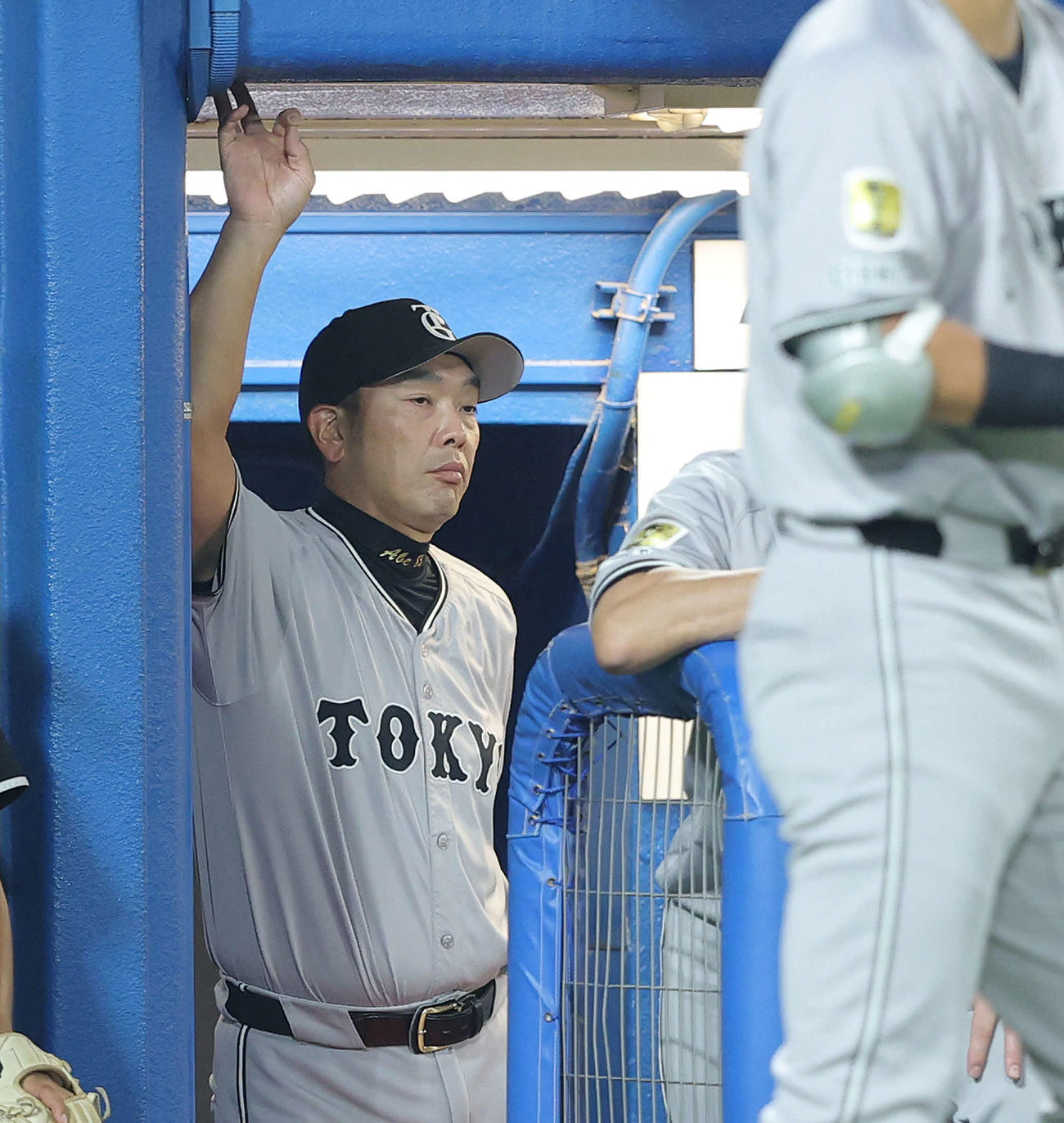ヤクルト対巨人　9回表、戦況を見守る阿部監督（撮影・河田真司）