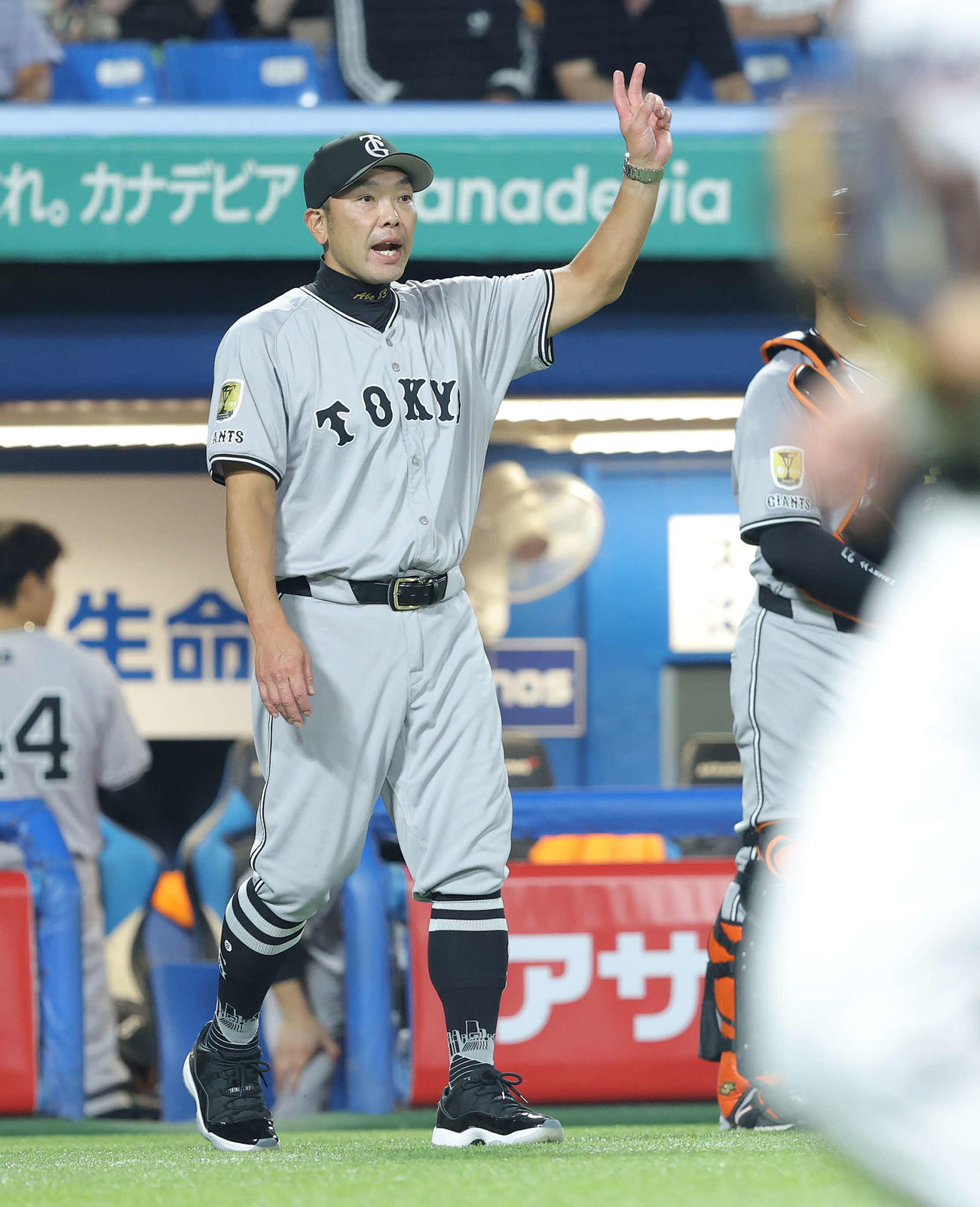ヤクルト対巨人　7回表を終え、選手交代を告げる阿部監督（撮影・河田真司）