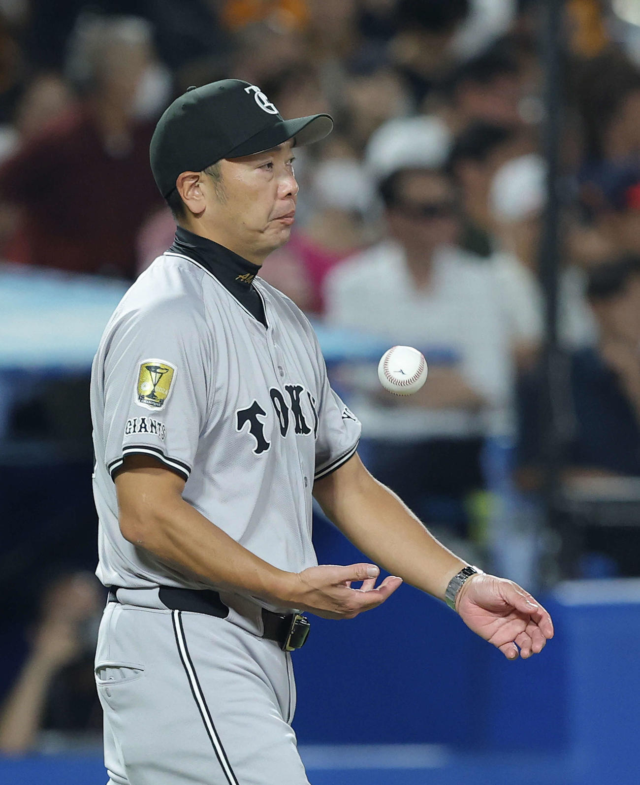 ヤクルト対巨人　5回裏ヤクルト1死一、三塁、投手交代でマウンをに向かう阿部監督（撮影・河田真司）