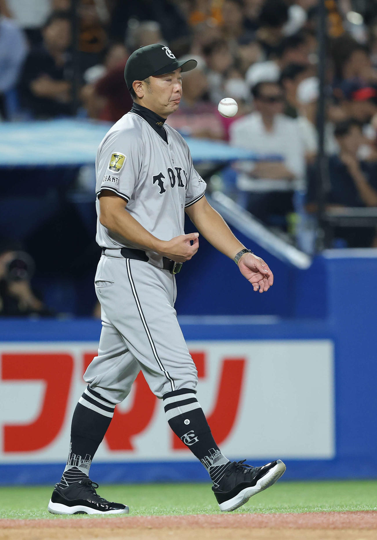 ヤクルト対巨人　5回裏ヤクルト1死一、三塁、投手交代でマウンをに向かう阿部監督（撮影・河田真司）