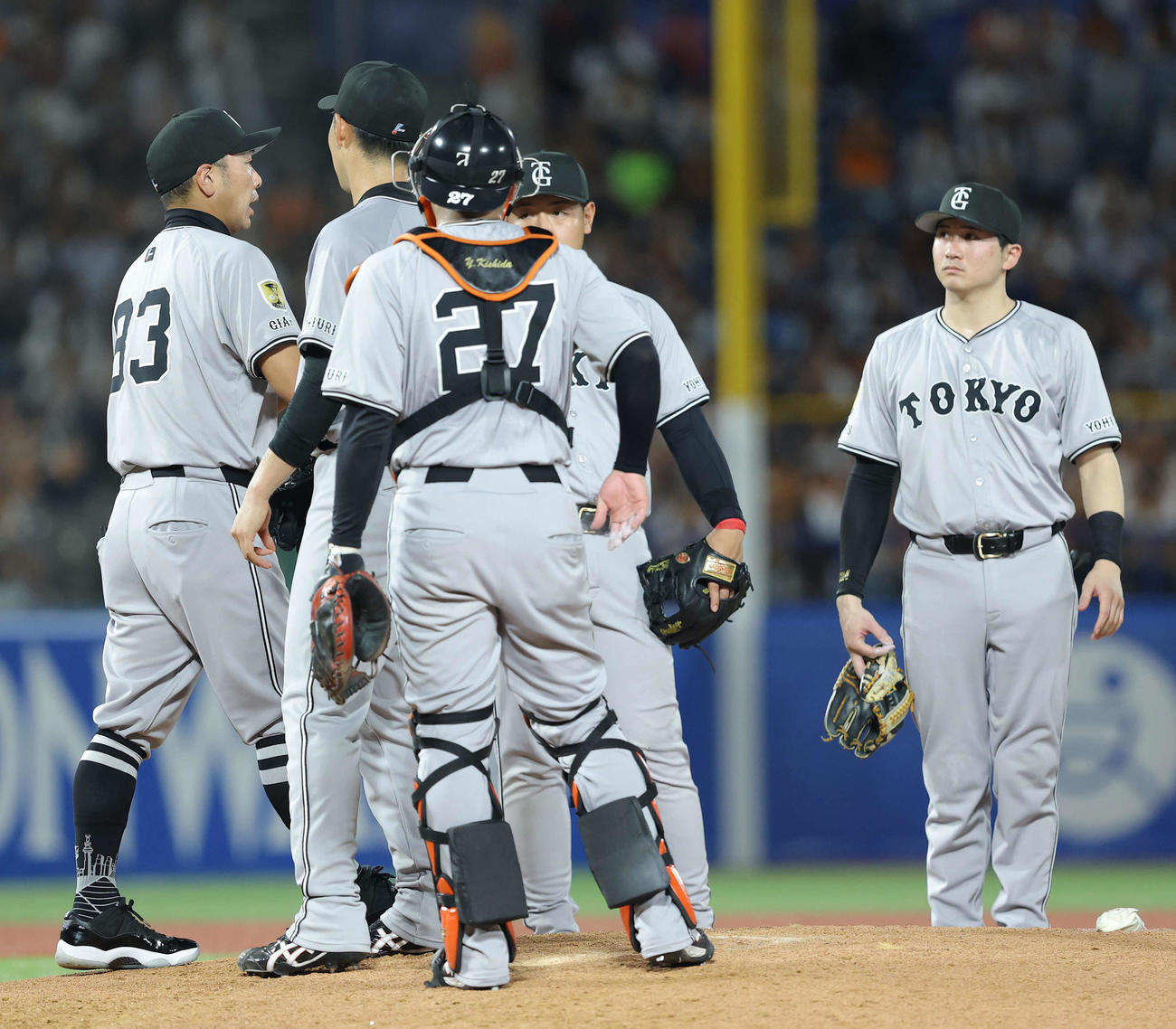 ヤクルト対巨人　5回裏ヤクルト1死一、三塁、投手交代でマウンをに向かう阿部監督（左）（撮影・河田真司）