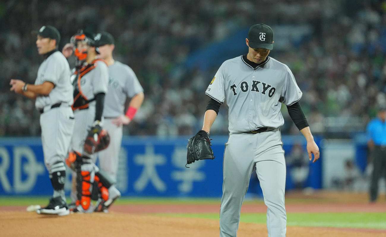 ヤクルト対巨人　5回途中、阿部監督（後方左）に交代を告げられ、降板する森田（撮影・菅敏）