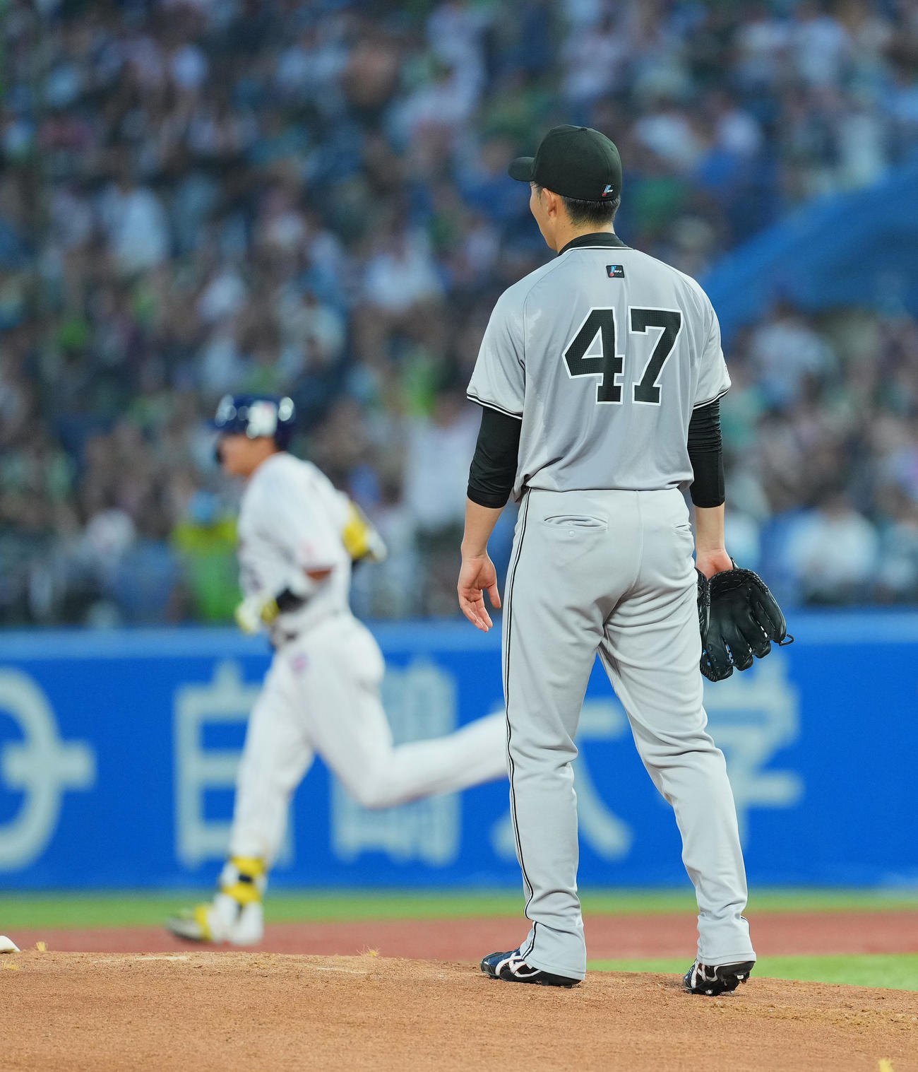 ヤクルト対巨人　2回裏ヤクルト無死、村上（後方）に先制のソロ本塁打を打たれ、肩を落とす森田（撮影・菅敏）