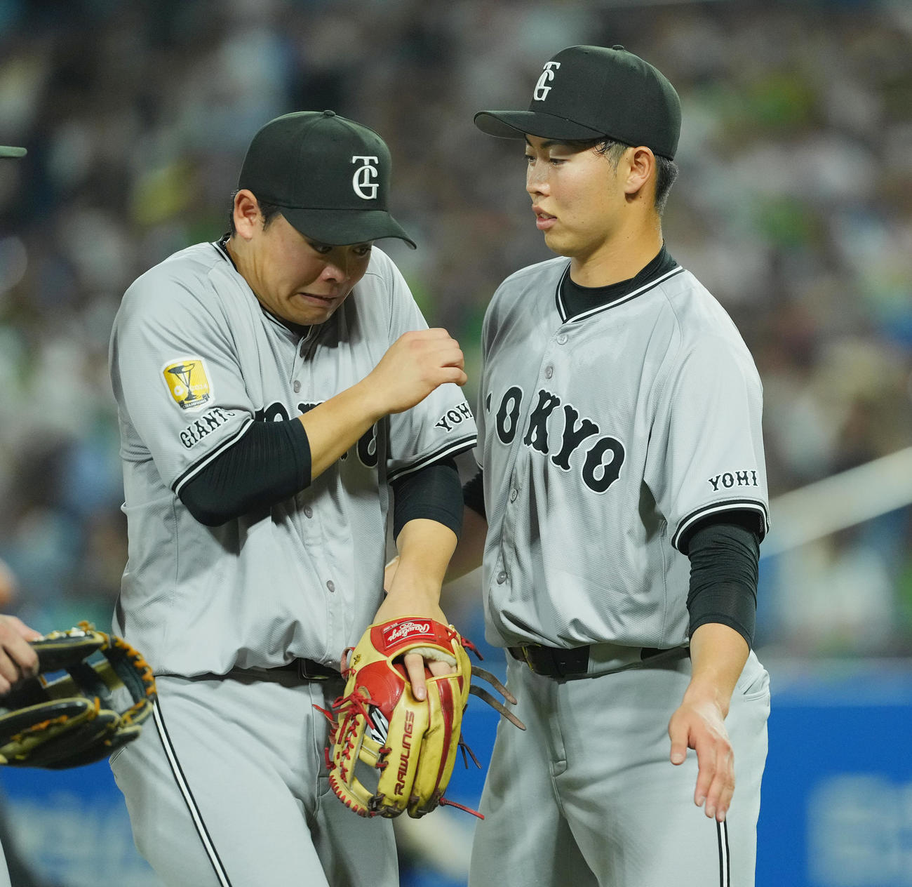 ヤクルト対巨人　3回の投球を終え、中山（左）を迎える巨人森田（撮影・菅敏）