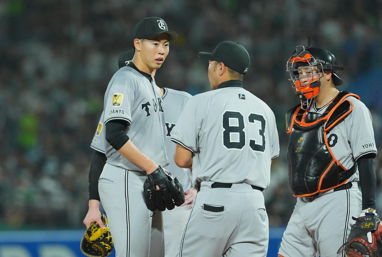 ヤクルト対巨人　5回途中、阿部監督（中央）に交代を告げられ、降板する森田（左）（撮影・菅敏）
