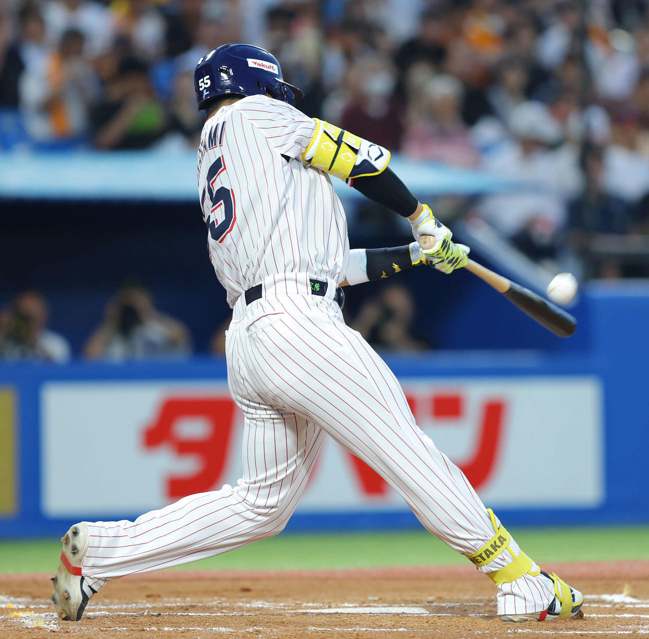 ヤクルト対巨人　2回裏ヤクルト無死、右越え先制ソロ本塁打を放つ村上（撮影・河田真司）