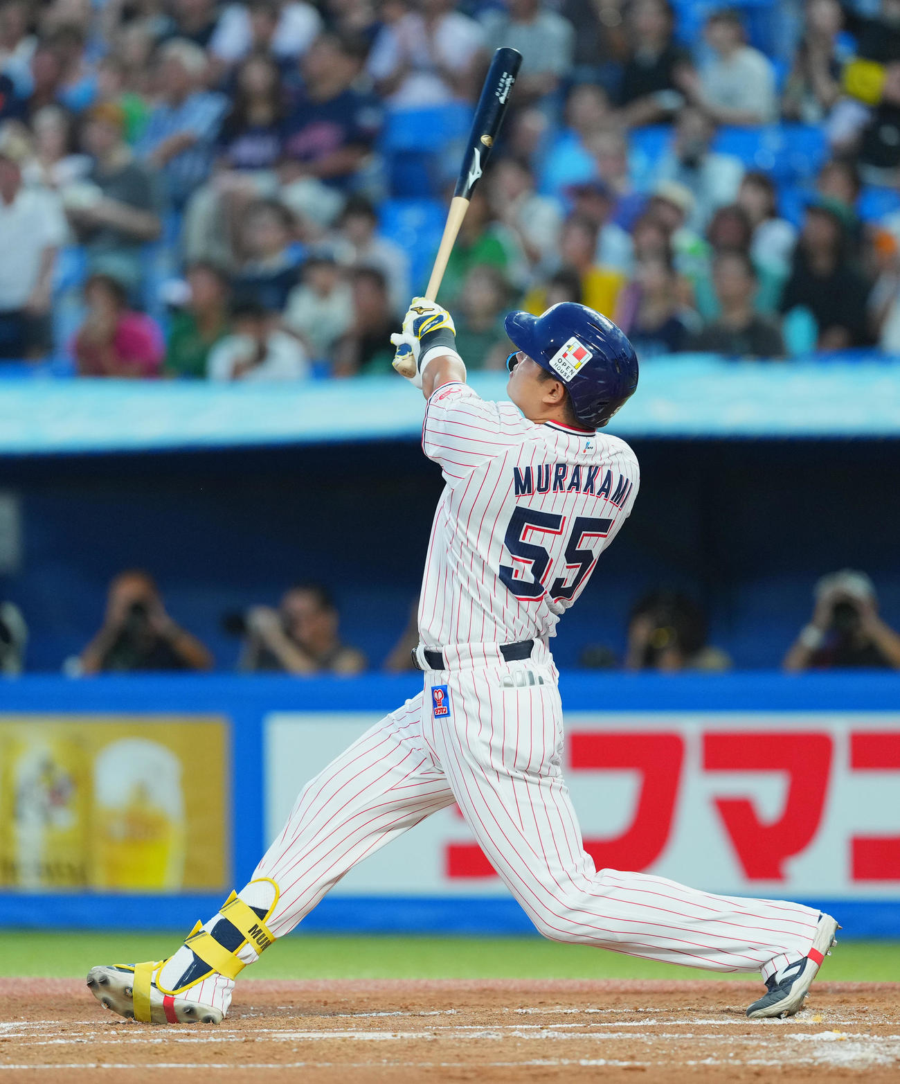 ヤクルト対巨人　2回裏ヤクルト無死、右越えに先制のソロ本塁打を放つ村上（撮影・菅敏）