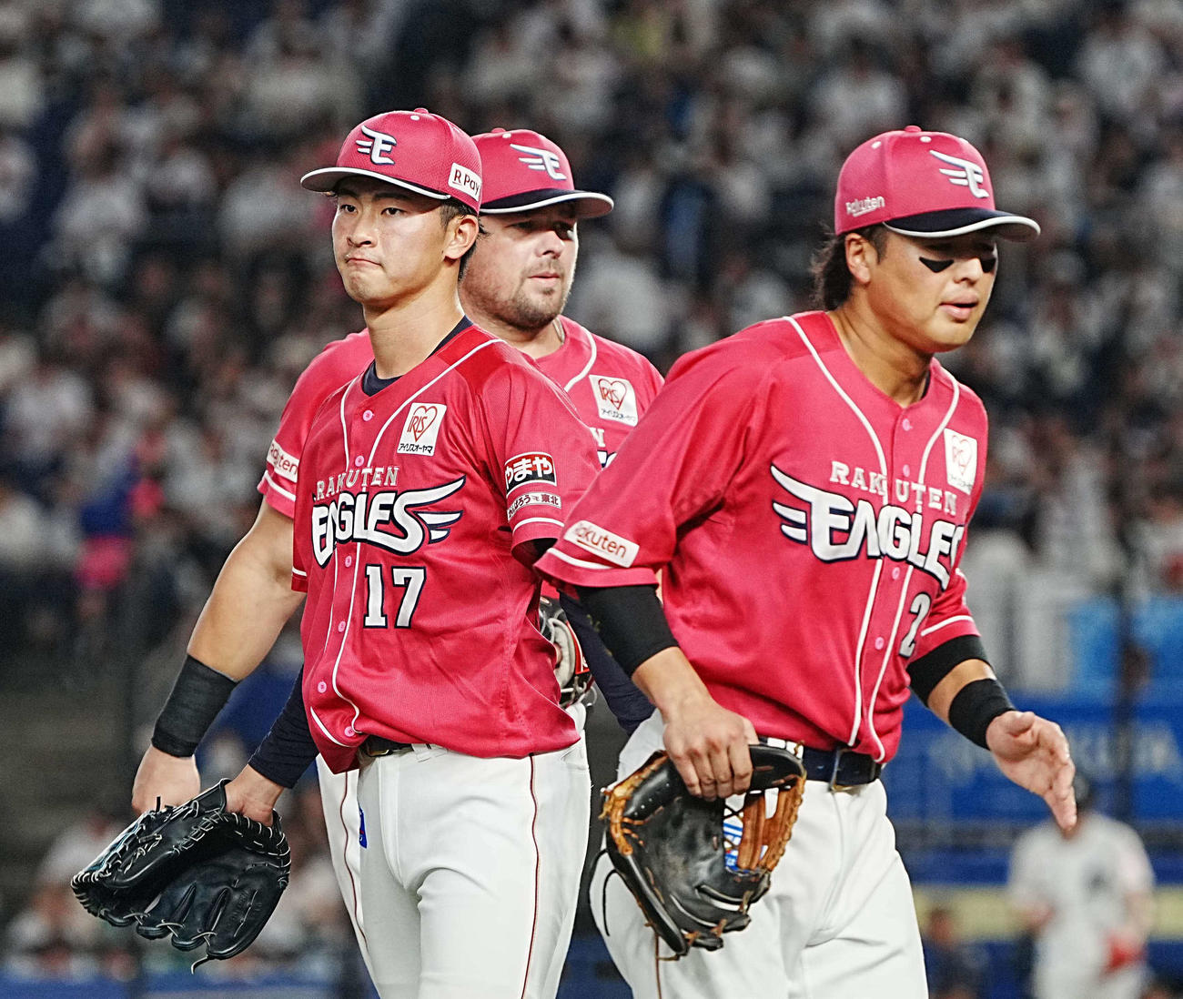ロッテ対楽天　楽天先発の古謝（左）は2回の投球を終えナインを出迎える（撮影・小沢裕）