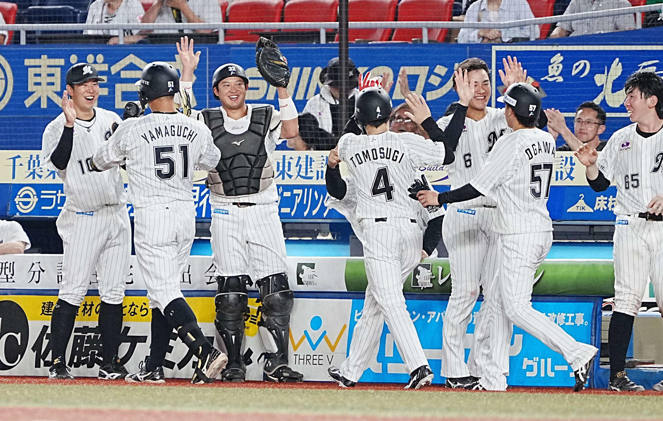 ロッテ対楽天　7回裏ロッテ2死二、三塁、山口（左から2人目）は左越えに勝ち越しの3点本塁打を放ちベンチのナインの祝福を受ける（撮影・小沢裕）