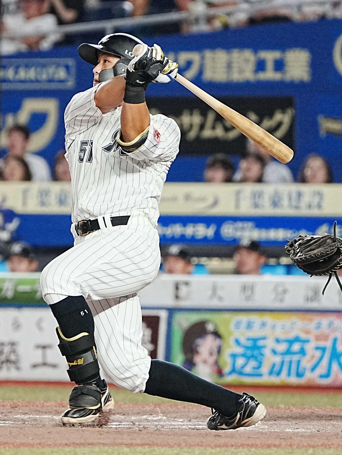 ロッテ対楽天　7回裏ロッテ2死二、三塁、山口は左越えに勝ち越しの3点本塁打を放つ（撮影・小沢裕）
