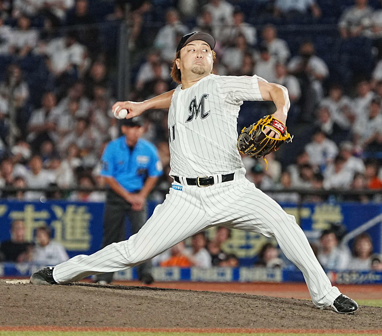 ロッテ対楽天　ロッテ3番手で登板した沢村（撮影・小沢裕）
