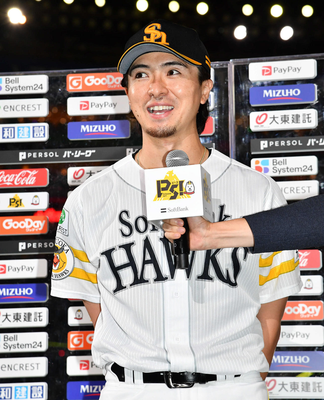 ソフトバンク対西武　西武に勝利し、ヒーローインタビューを受ける上沢（撮影・岩下翔太）