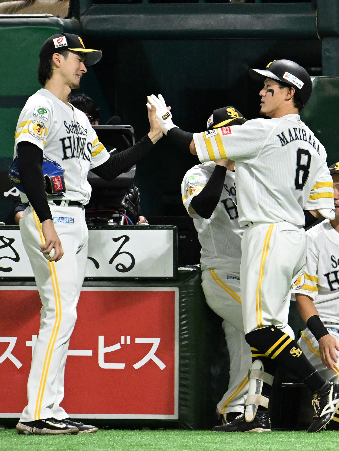 ソフトバンク対西武　4回裏ソフトバンク2死、牧原大（右）は同点本塁打を放ち上沢とタッチを交わす（撮影・林敢治）＝