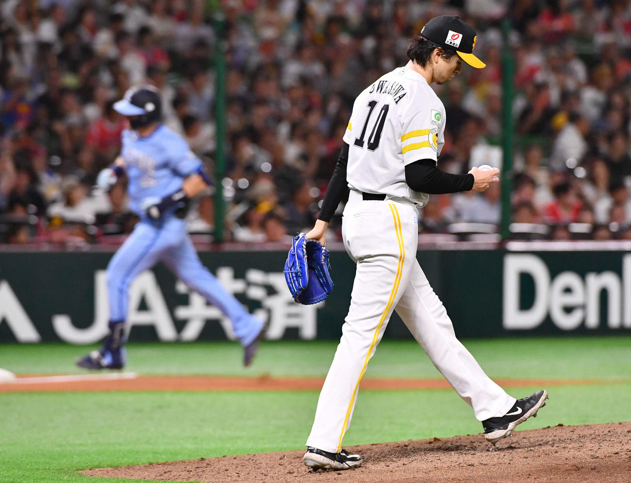 ソフトバンク対西武　4回表西武2死一塁、ネビン（左）に右中間へ逆転の2点本塁打を打たれた上沢（撮影・岩下翔太）
