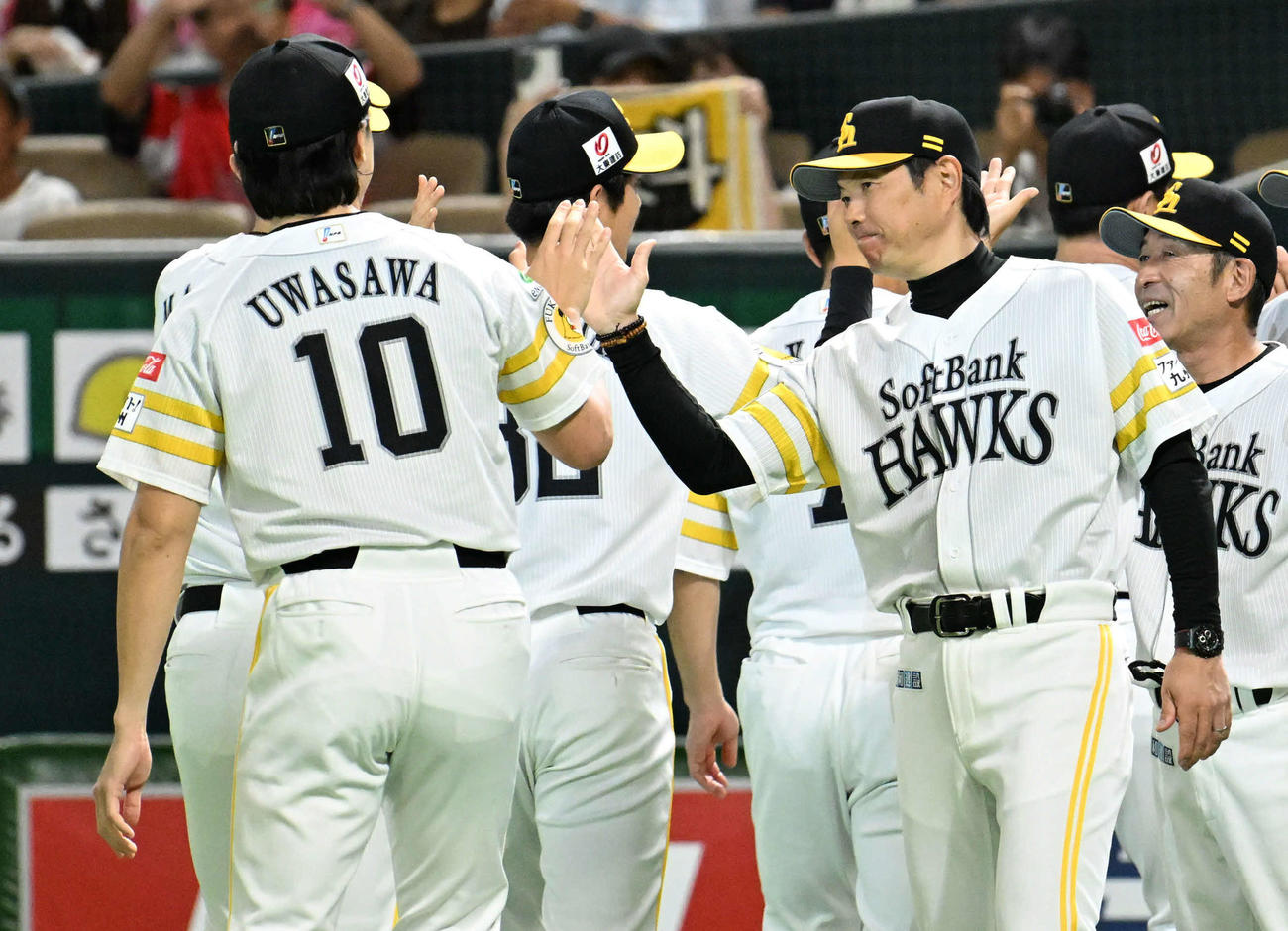 ソフトバンク対西武　タッチを交わす上沢（左）と小久保監督（撮影・林敢治）