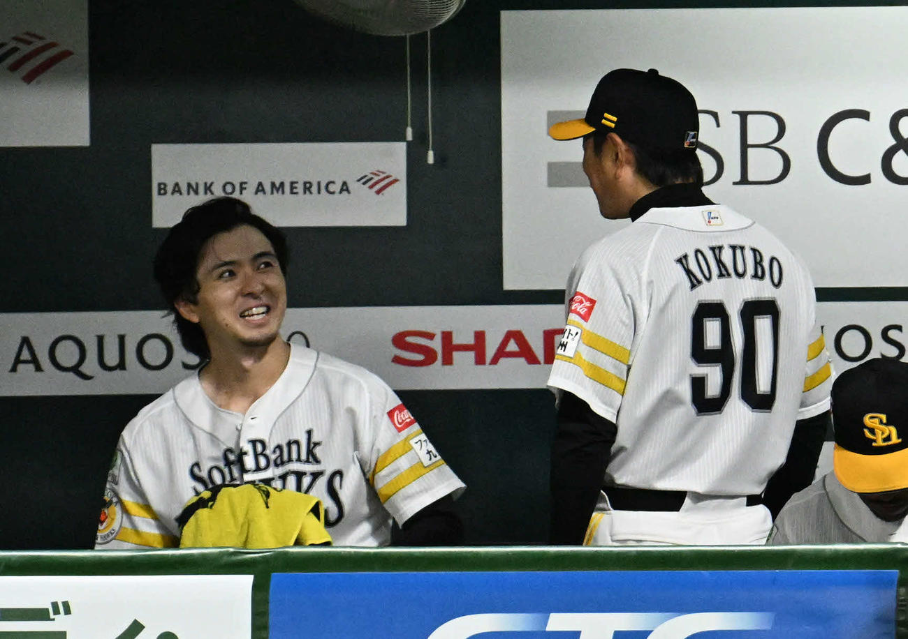 ソフトバンク対西武　7回表終わり、小久保監督（右）と話す上沢（撮影・林敢治）