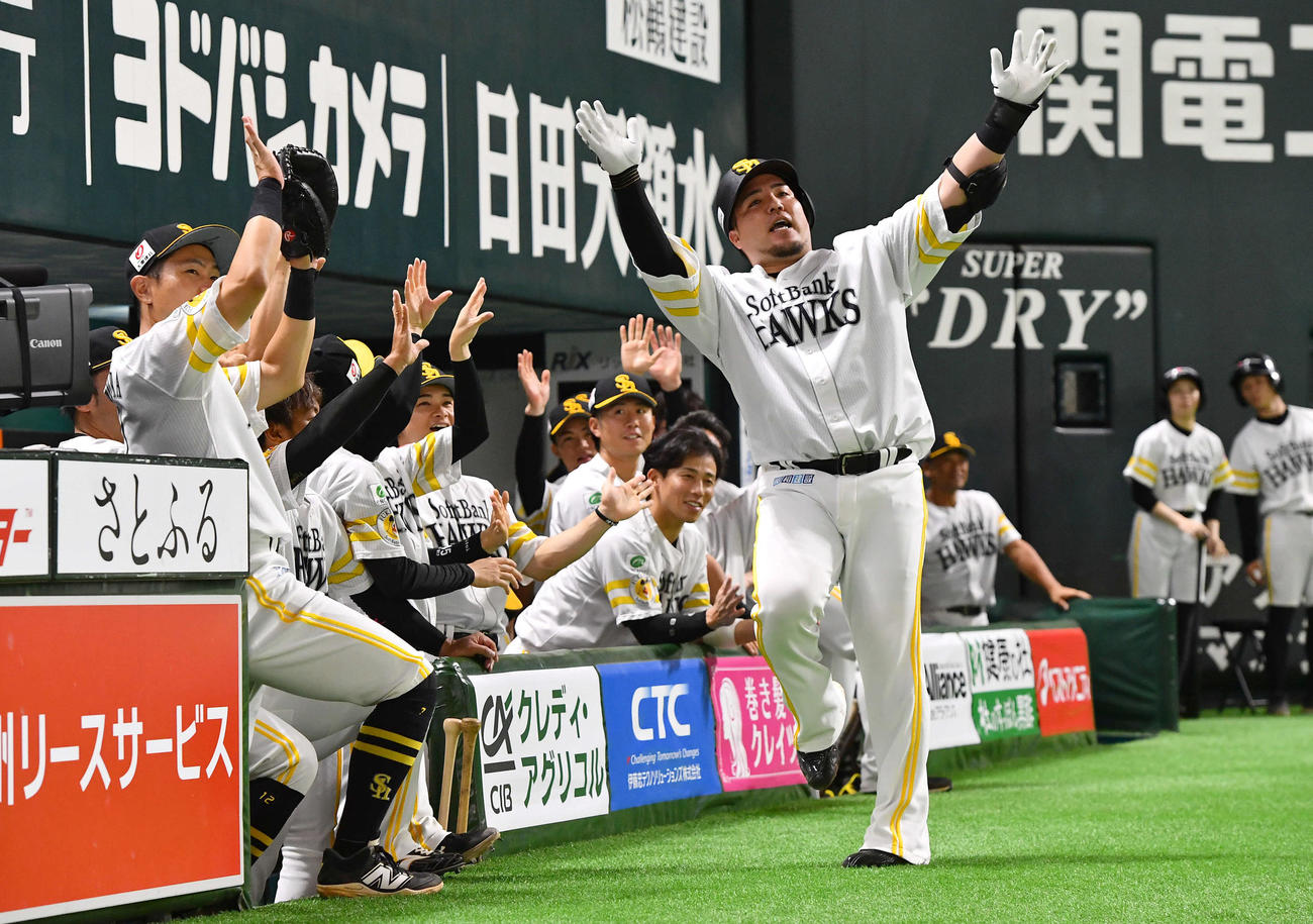 ソフトバンク対西武　2回裏ソフトバンク無死、先制の右越え本塁打を放った山川（右）はベンチ前でどすこいポーズを決める（撮影・岩下翔太）