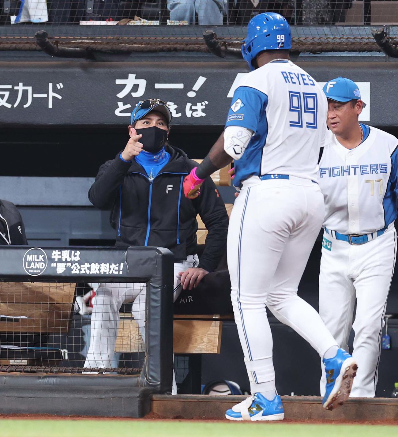日本ハム対オリックス　4回裏、本塁打を放ったレイエスを出迎える新庄監督（撮影・黒川智章）