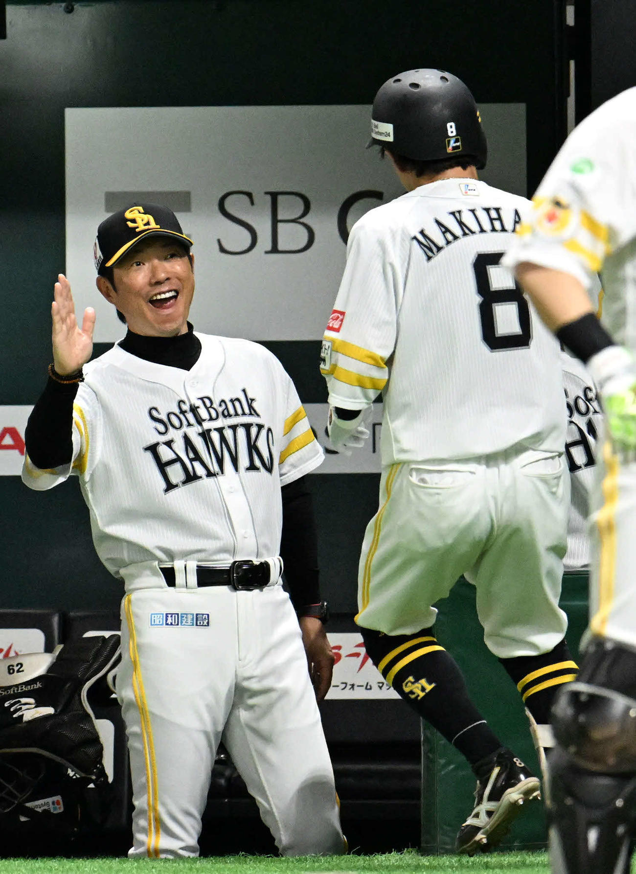 ソフトバンク対西武　4回裏ソフトバンク2死、牧原大（右）は同点本塁打を放ち小久保監督とタッチを交わす（撮影・林敢治）
